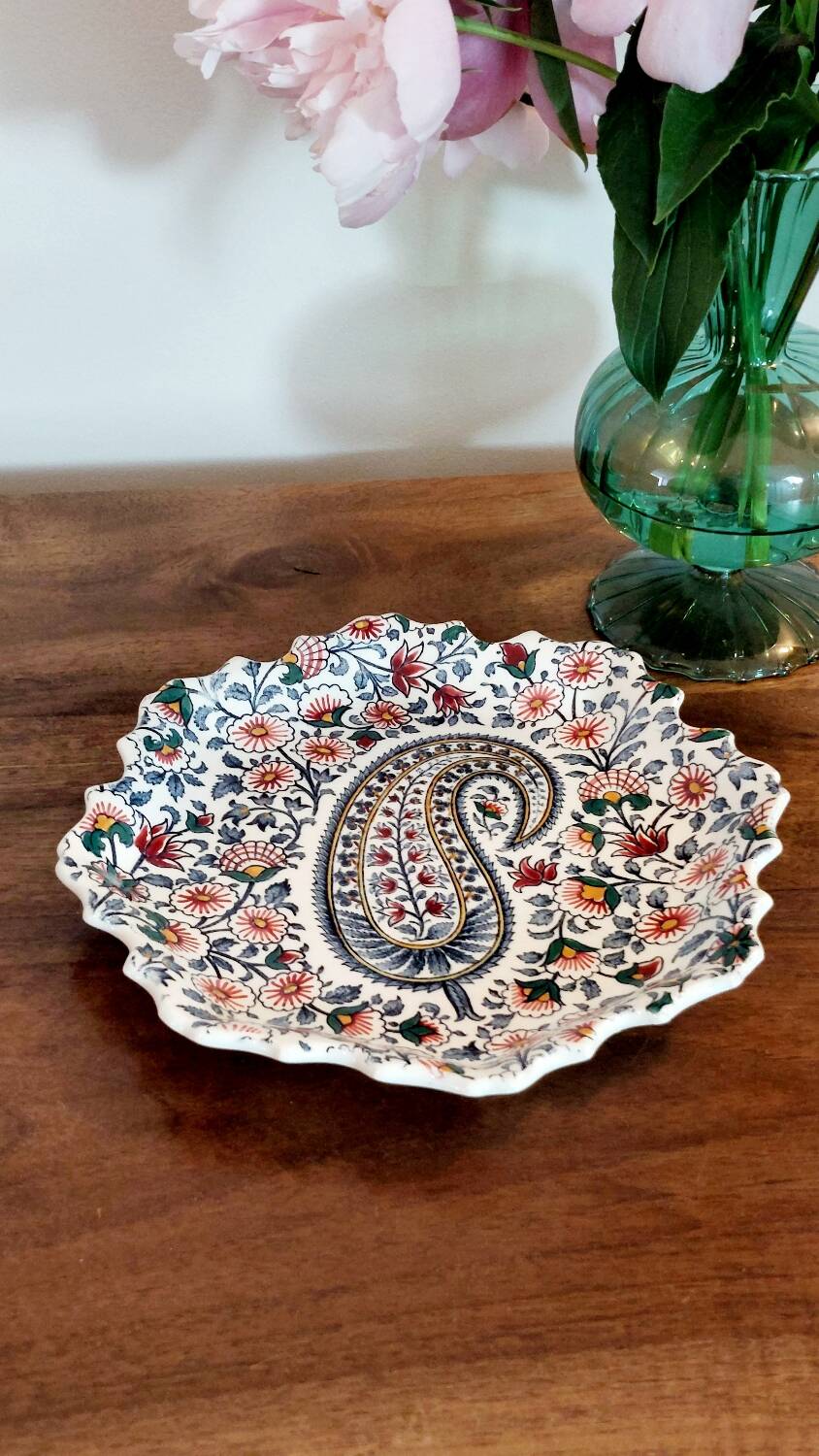 Gien earthenware plate – Floral paisley pattern – Scalloped edge