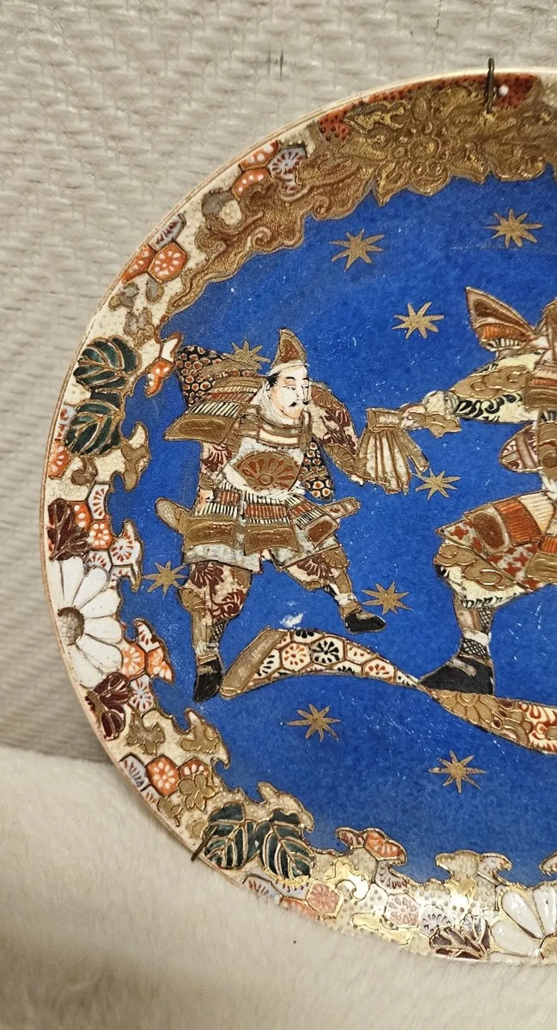 Ancient Japanese plate decorated with samurai – Imari / Satsuma, 19th century