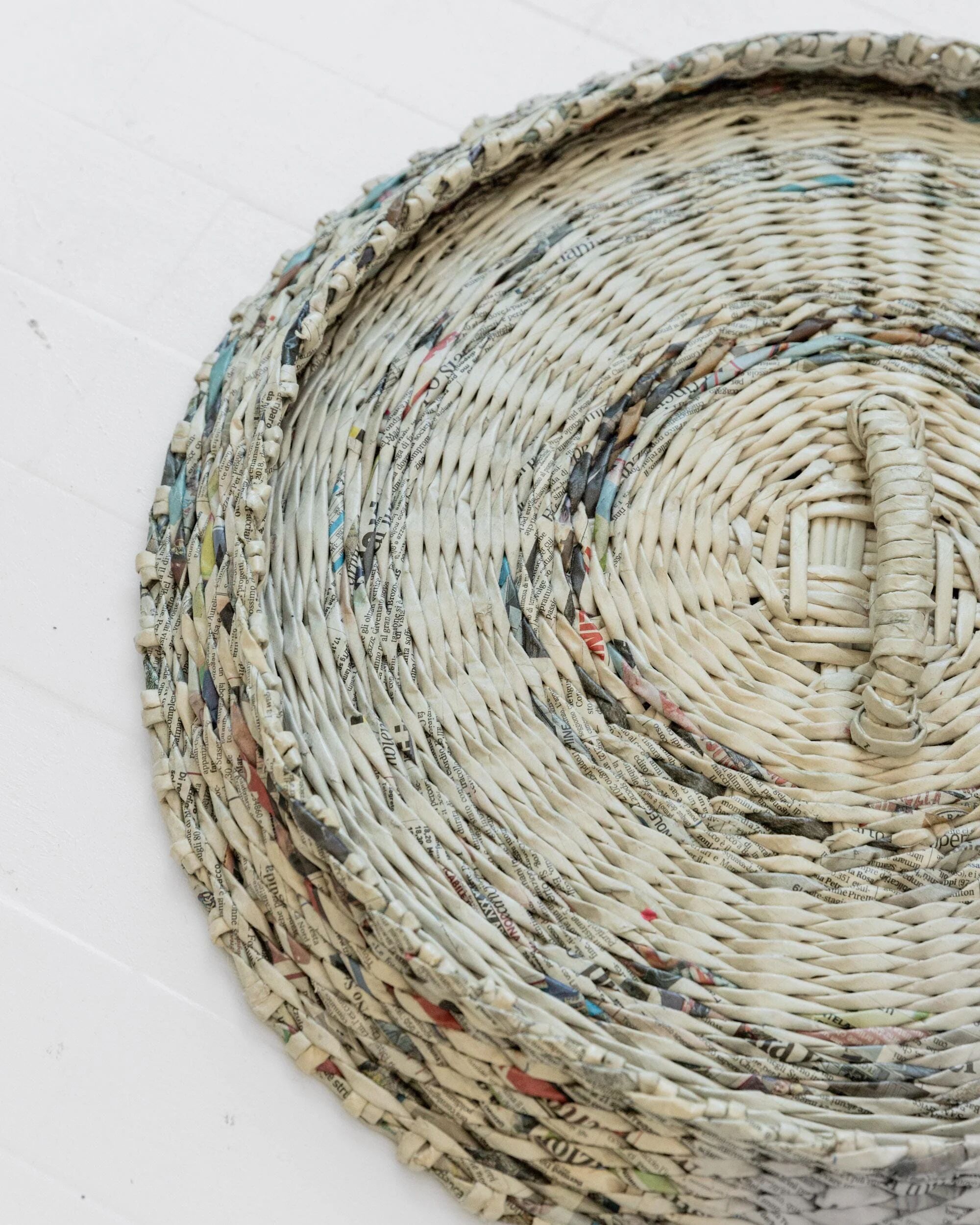 Grand panier à linge vintage des années 1990 avec couvercle, fabriqué à la main en papier journal tressé, rangement au design éco unique, décoration rustique, idée cadeau