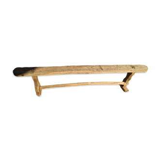 Banc en bois avec courbes travaillées