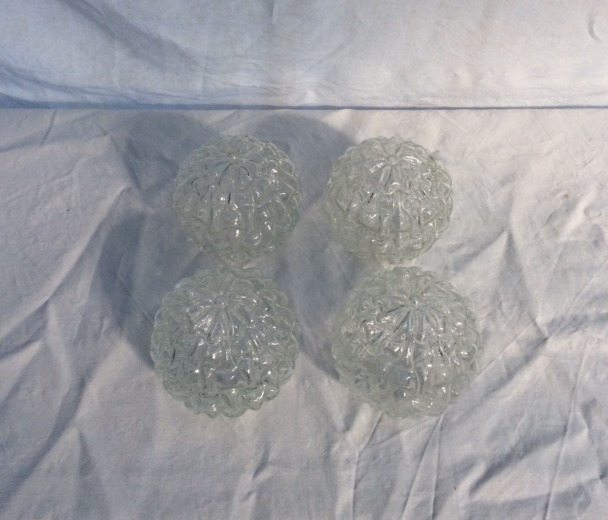 Lot 4 globe tulips in pressed glasses