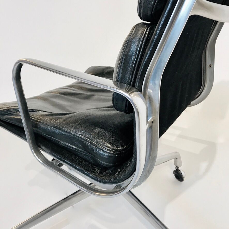 "EA 219" office chair designed by Charles and Ray Eames for Herman Miller, USA of the 1970's.