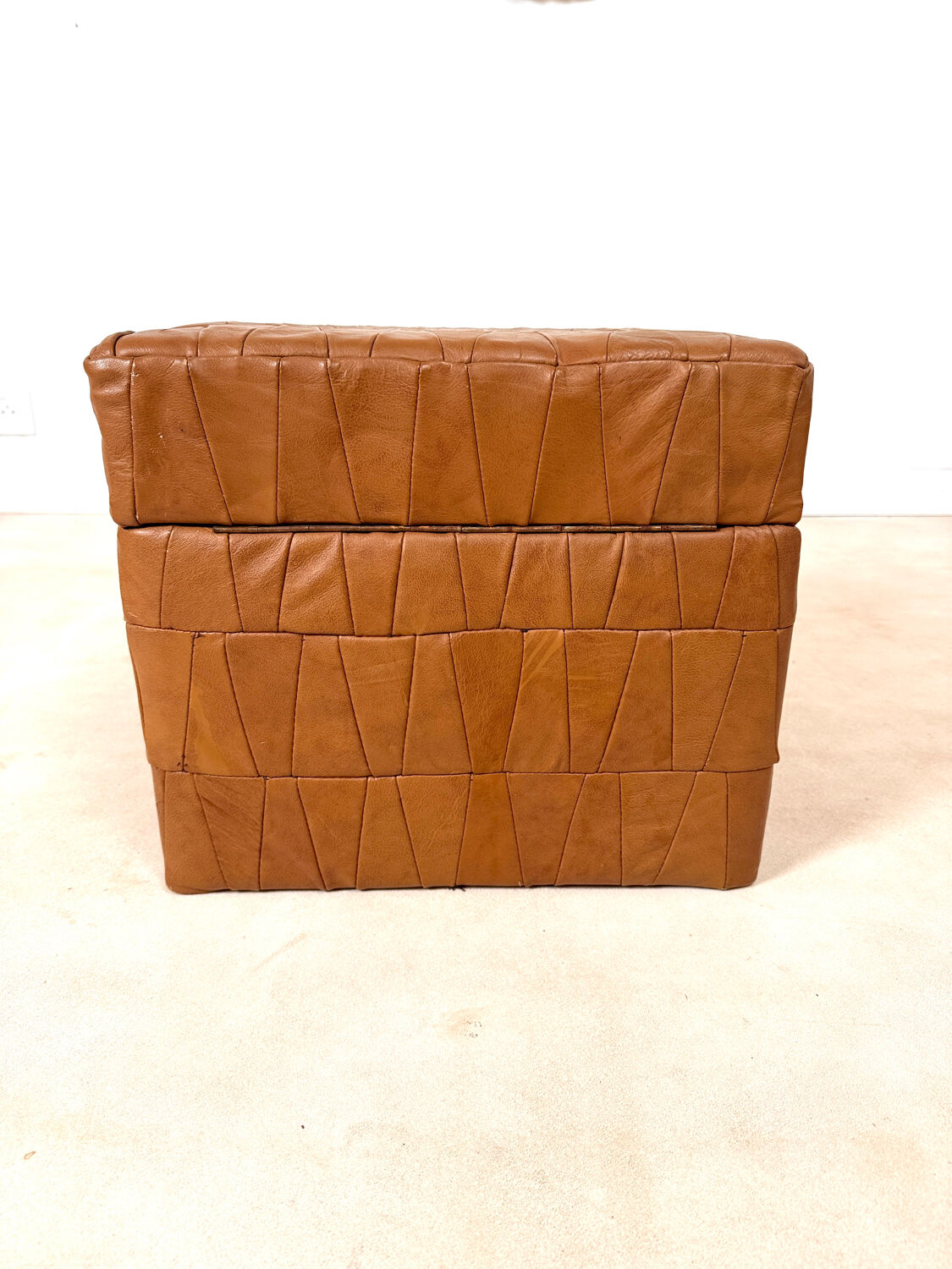 Storage pouffe in the "De Sede" style.