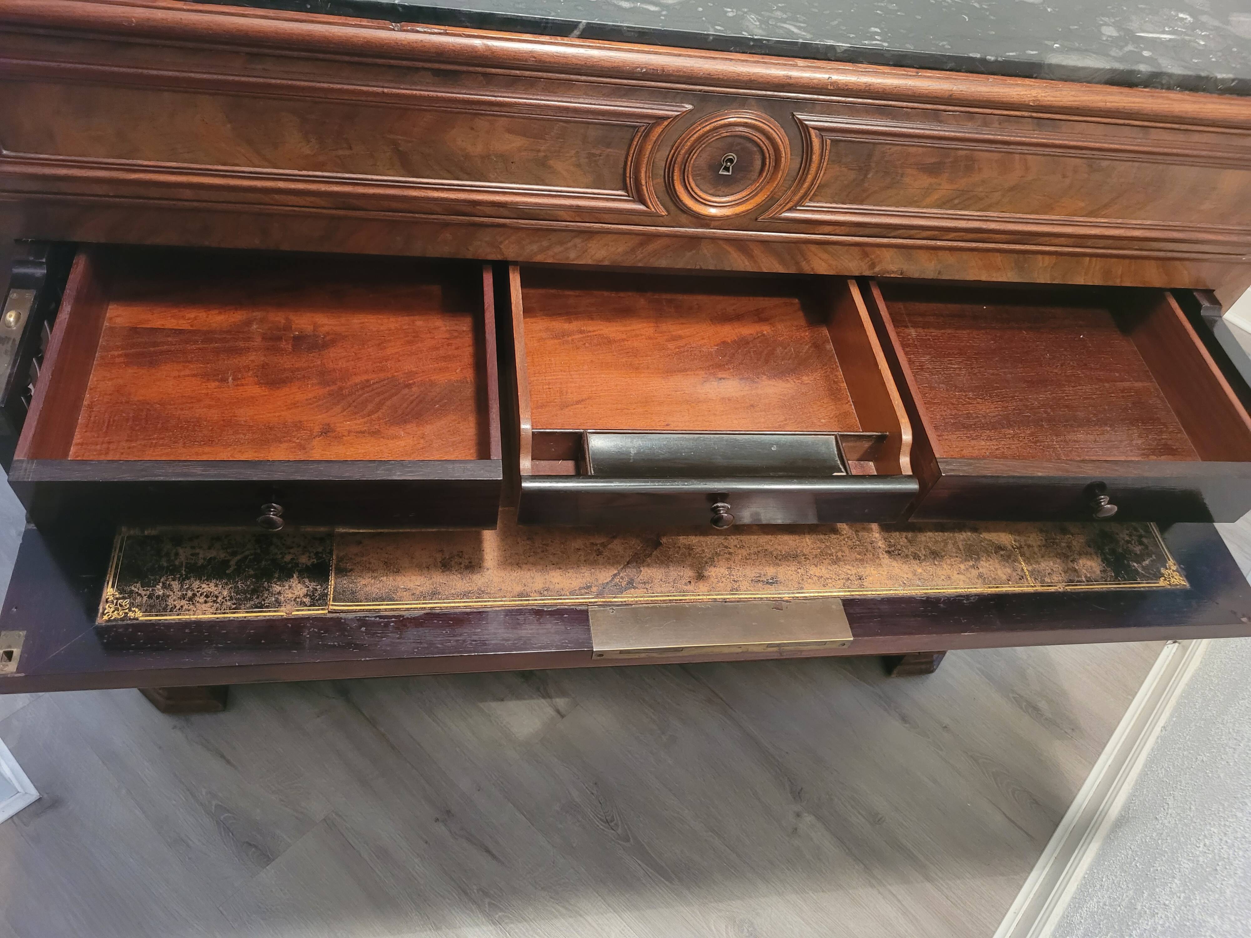 Chest of drawers, secretary