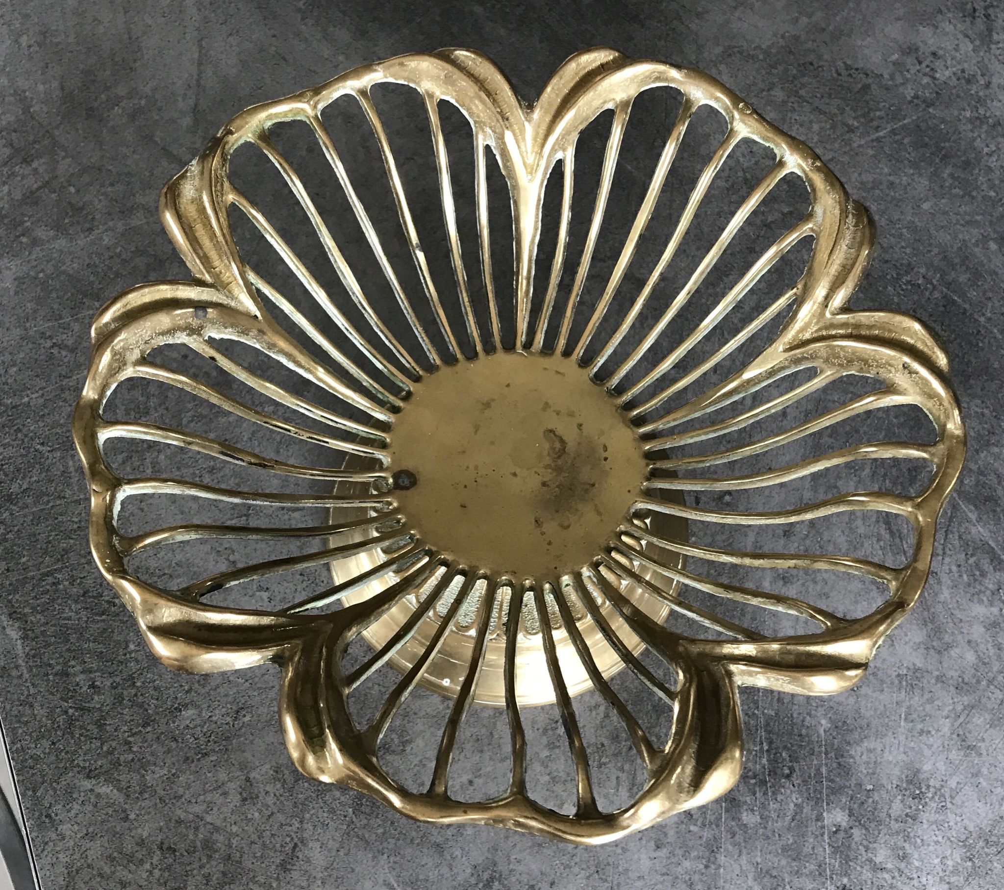Stand cup or vintage basket of floral shape in golden brass, italy