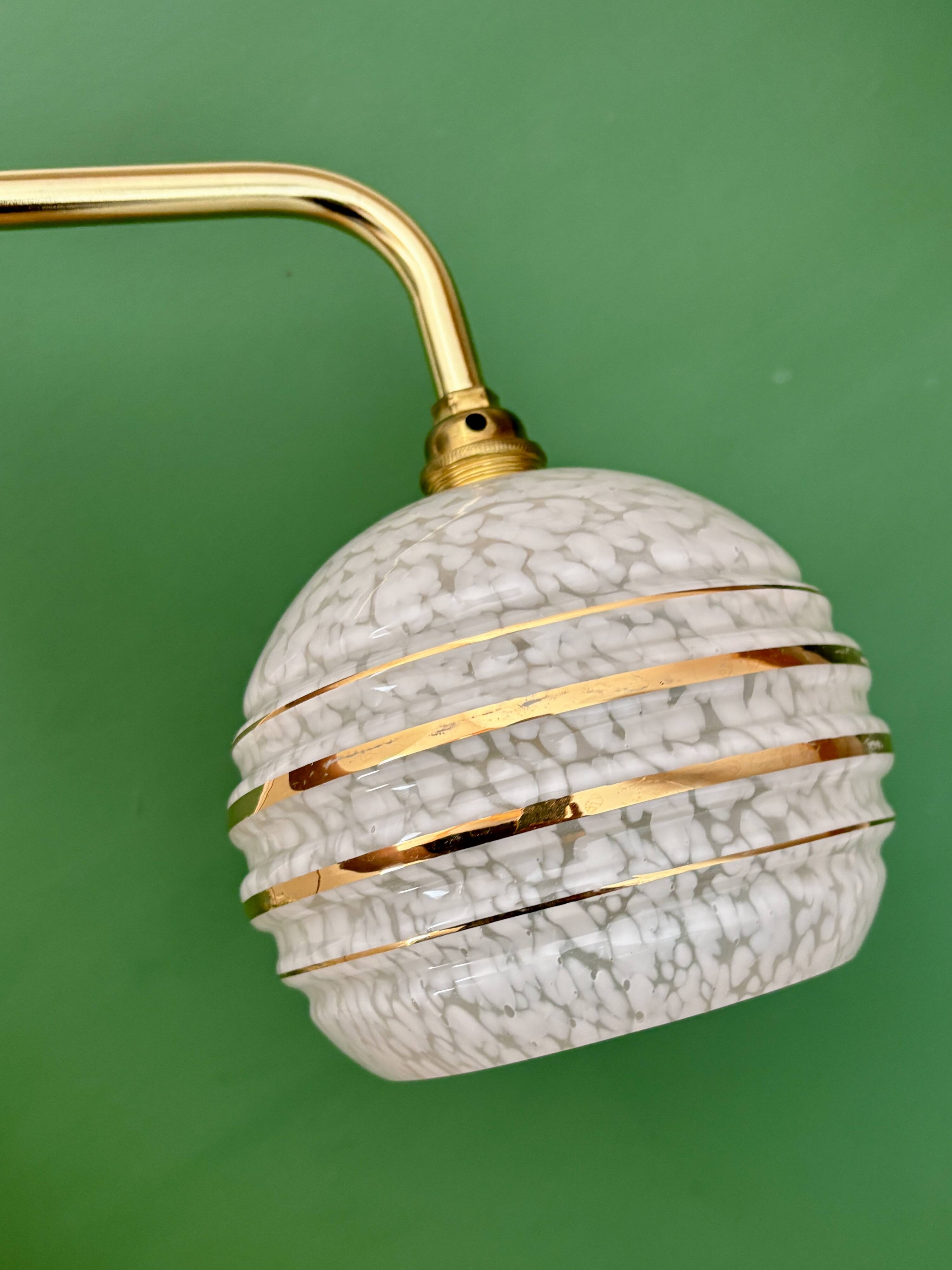Applique coudée globe vintage en verre de Clichy blanc et doré