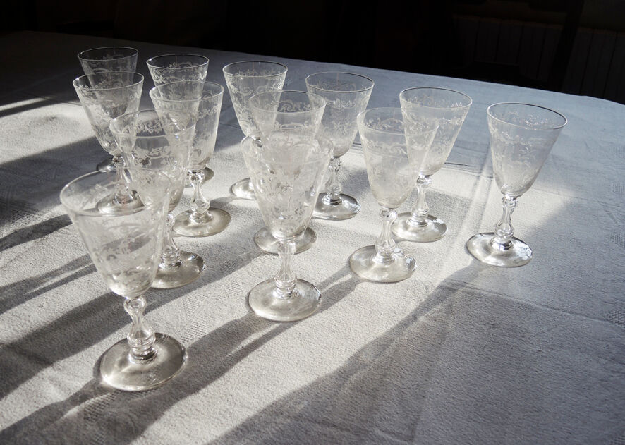 Former service of 30 engraved crystal foot glasses