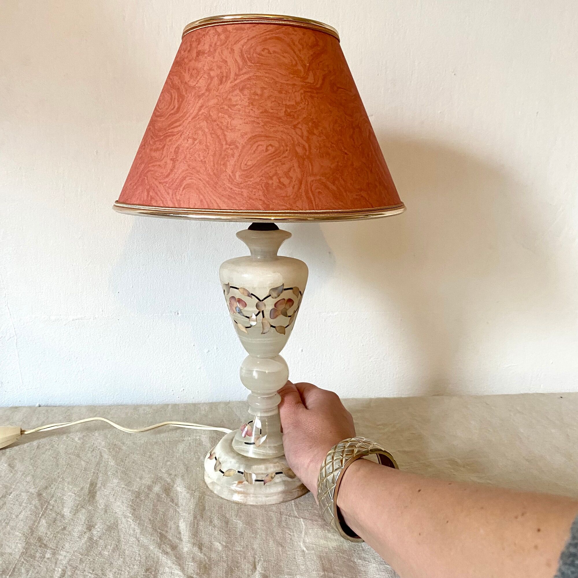 Vintage lamp in alabaster and mother-of-pearl