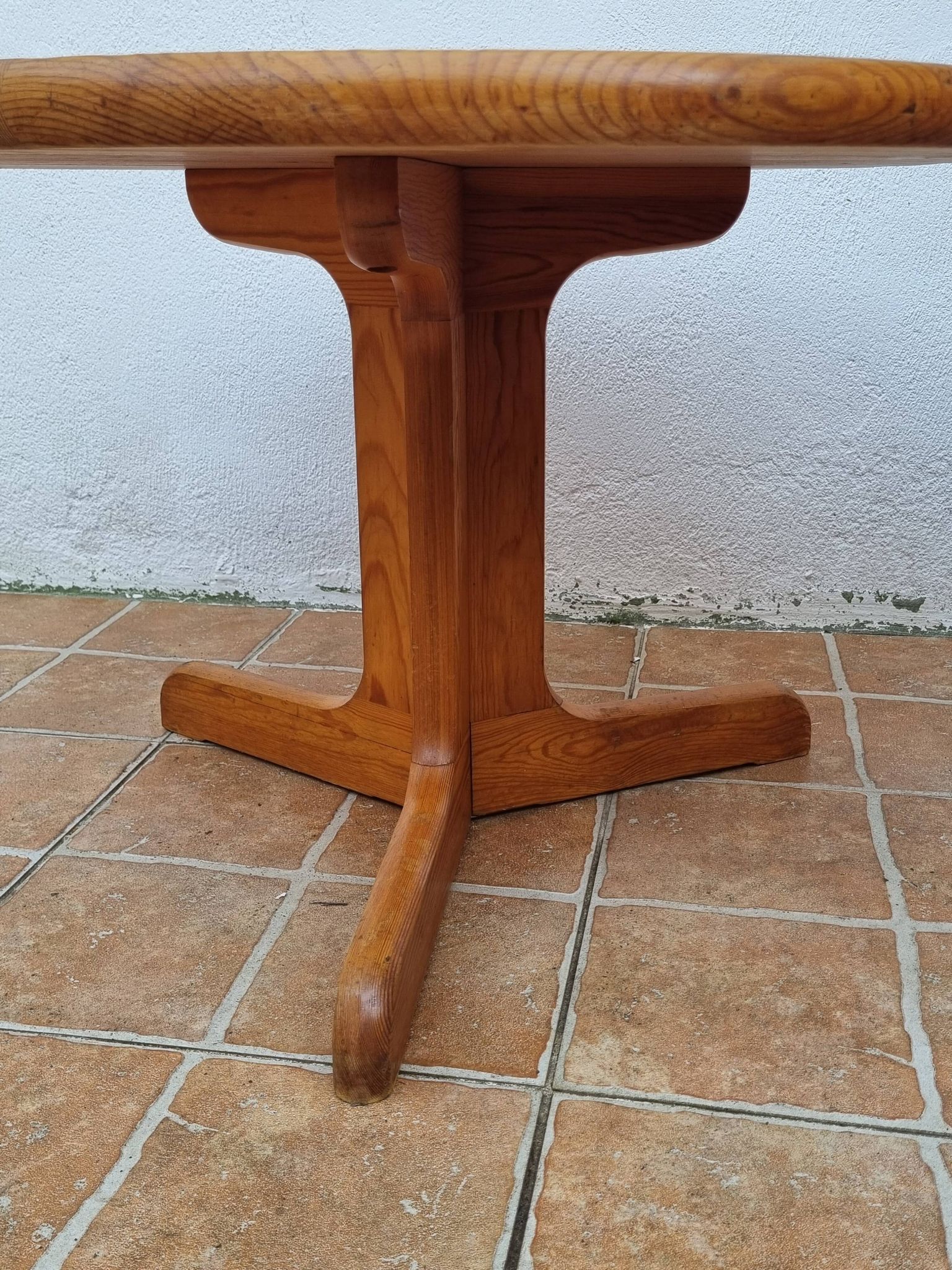Scandinavian coffee table in solid pine with tripod legs in Swedish chalet style.