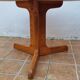 Table basse scandinave en pin massif piètement tripode style chalet suédois