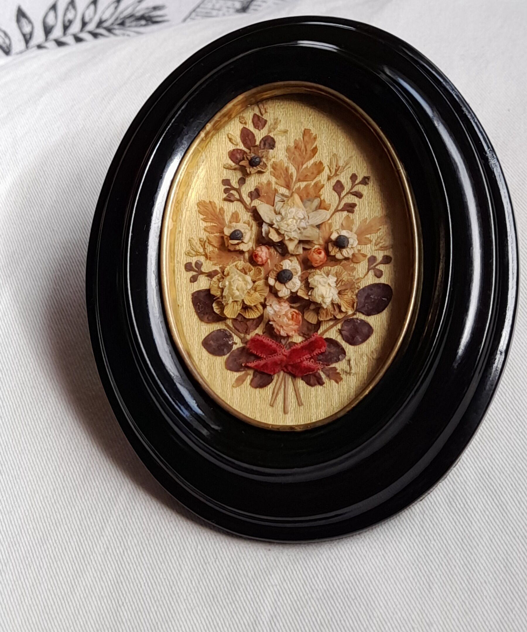 Oval frame dried flower