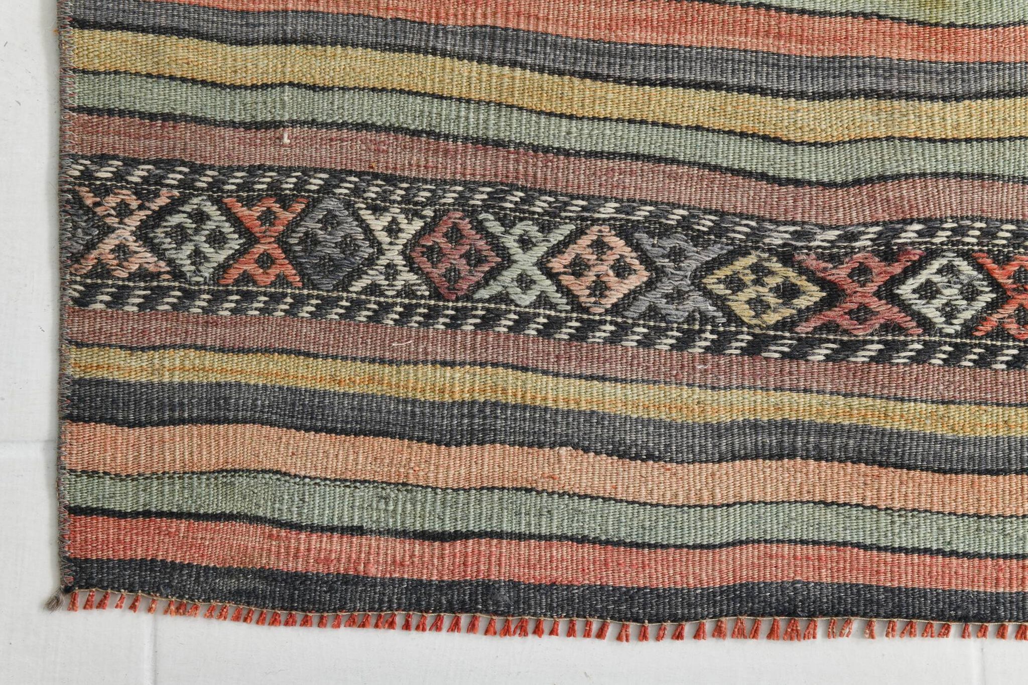 Tapis Kilim à rayures rouges et vertes, 130 x 205 cm