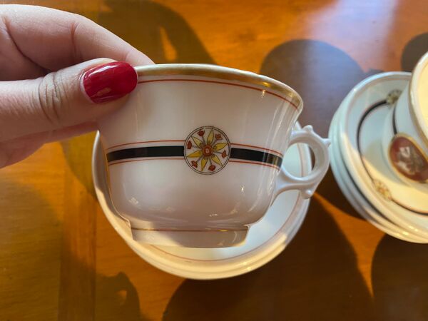 Lot de tasses à chocolat en porcelaine de Bayeux