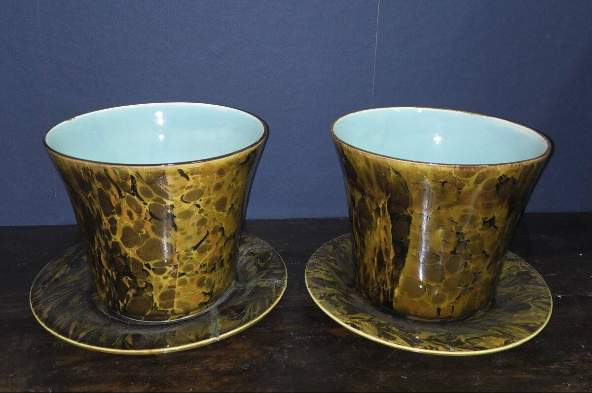 Pair of plant pots and their matching saucer – Brown/ochre marbled decor – 20th century