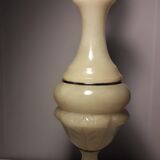 Pied de lampe en onyx joliment sculpté, avec 3 bagues en laiton