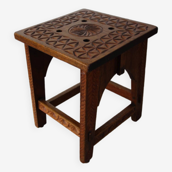 Ancien tabouret en bois sculpté, artisanat populaire