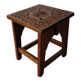 Ancien tabouret en bois sculpté, artisanat populaire