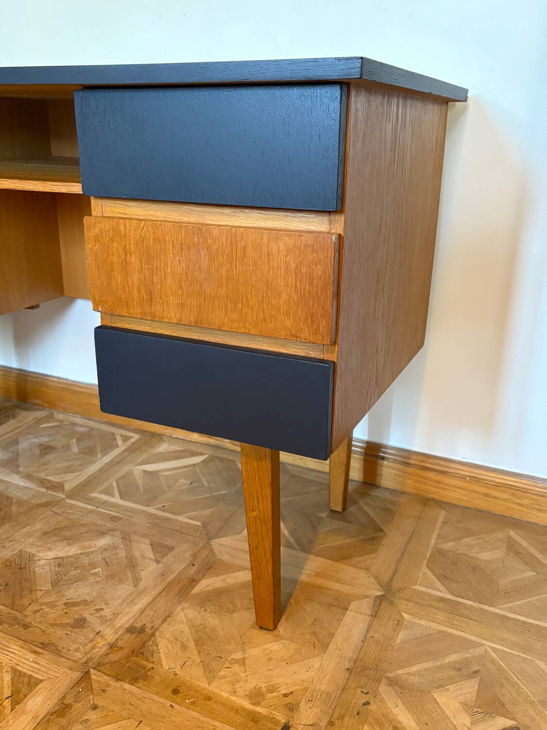 Adult desk with compass feet