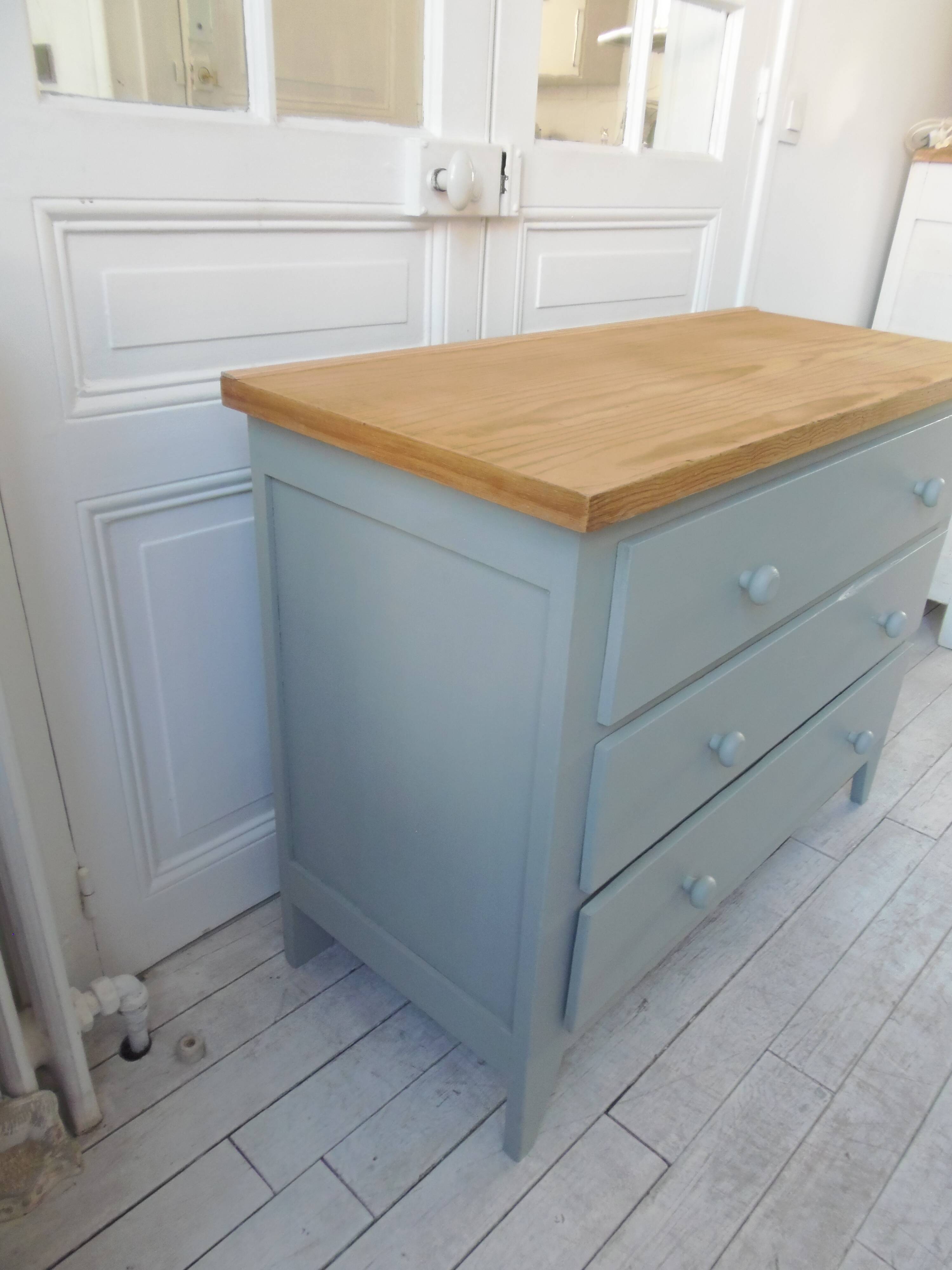 Re-enchanted chest of drawers in verdigris, wooden top protected by varnish. 3 t furniture