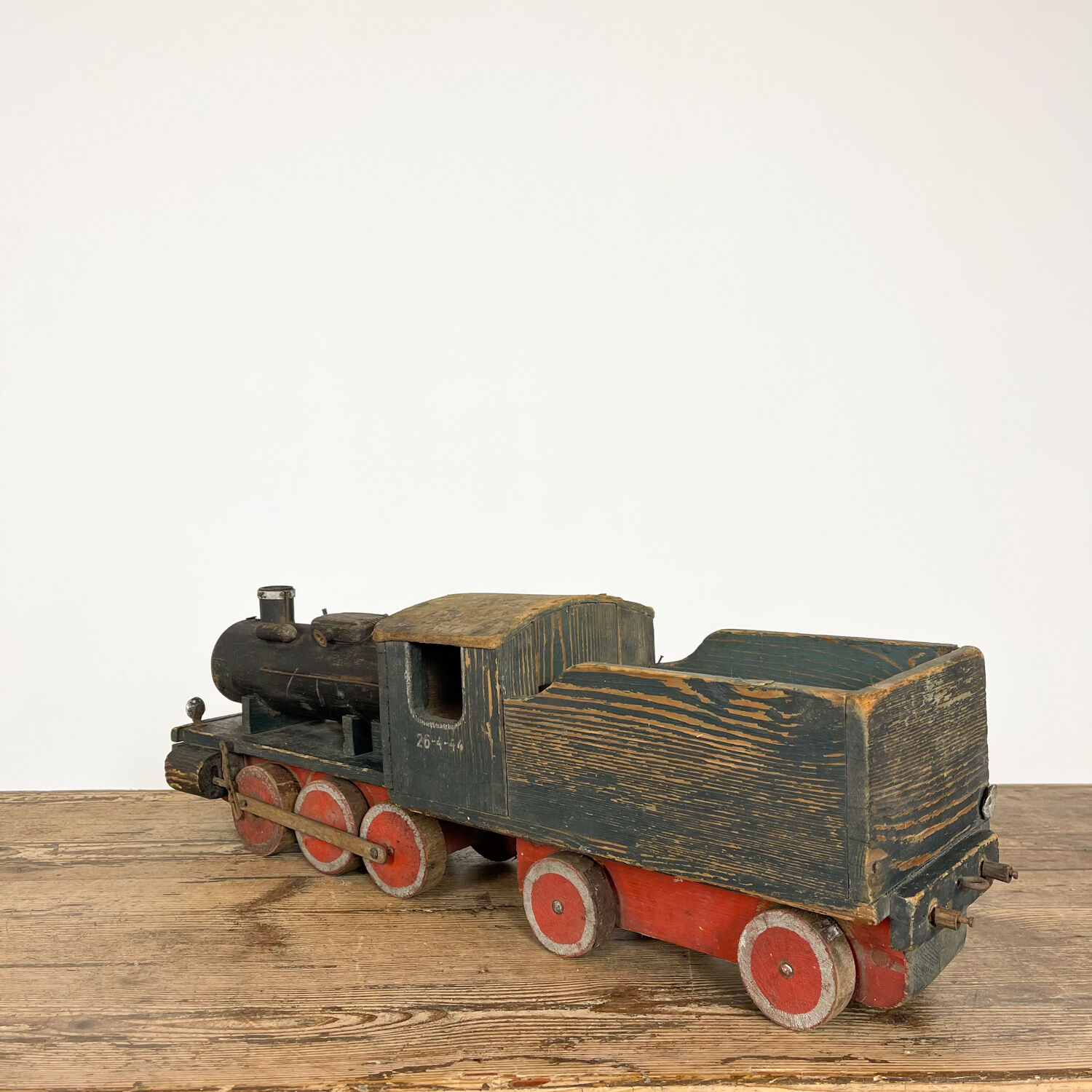 Jouet train en bois art populaire 1944