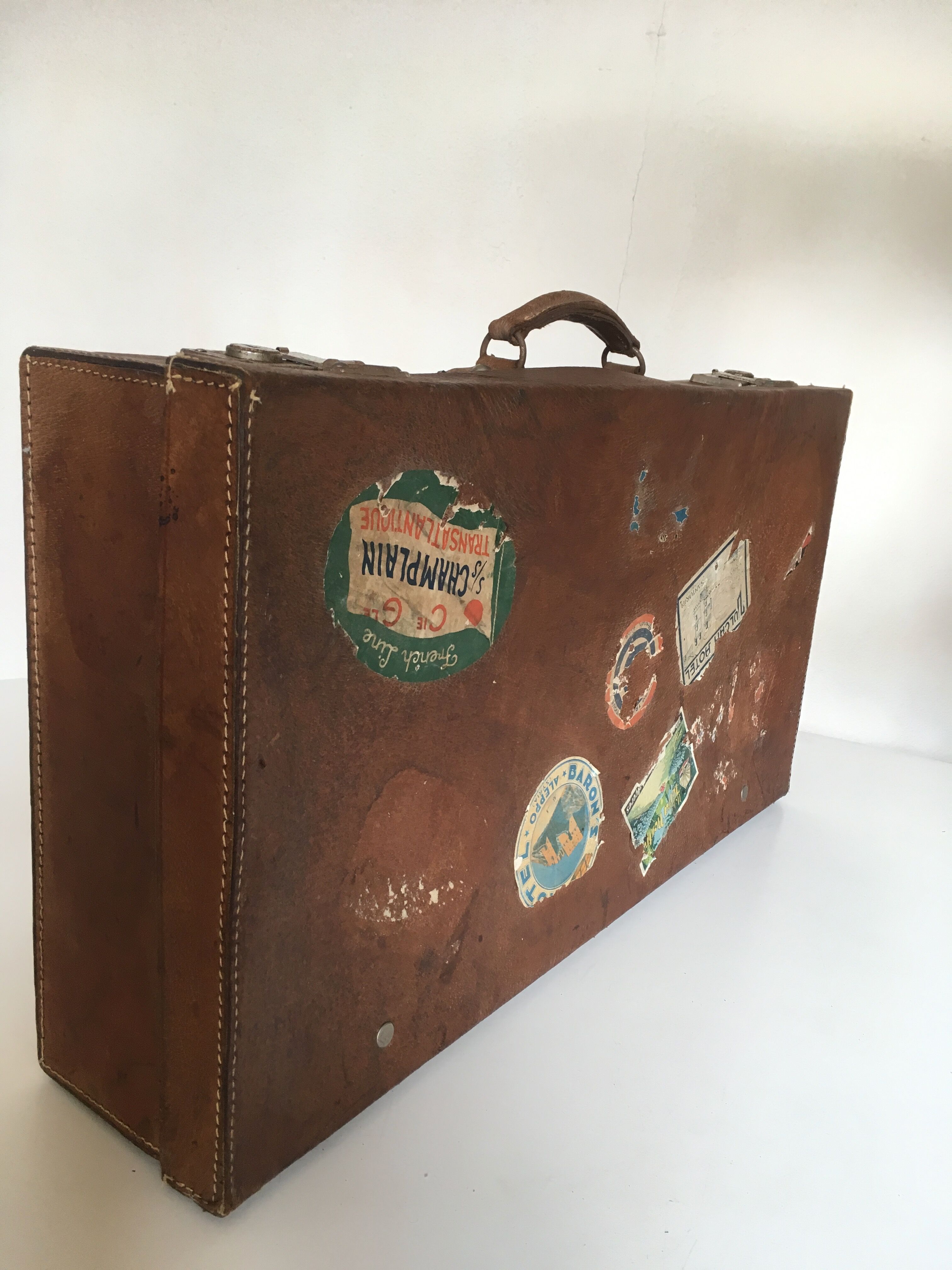 Suitcase of leather with labels of palaces