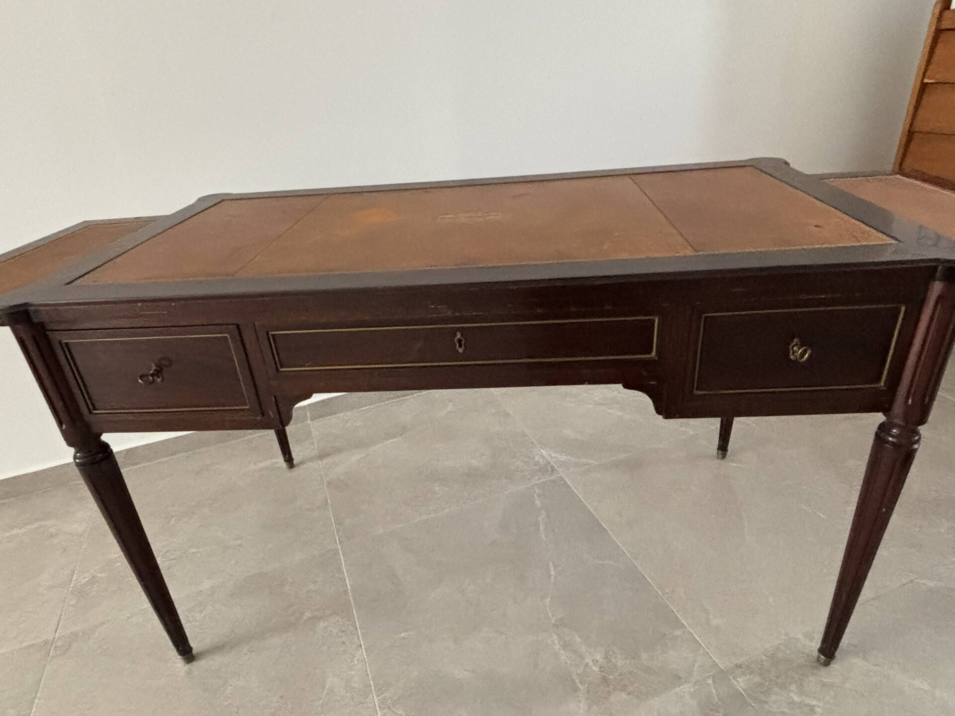 Bureau style Empire en acajou et cuir doré