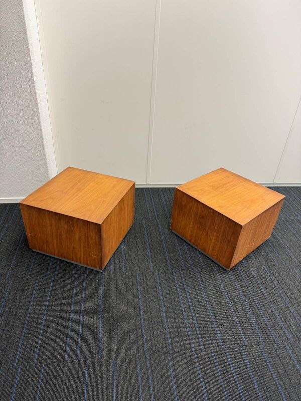 Ensemble de deux cubes modernistes / tables d'appoint ou tabourets en noyer.