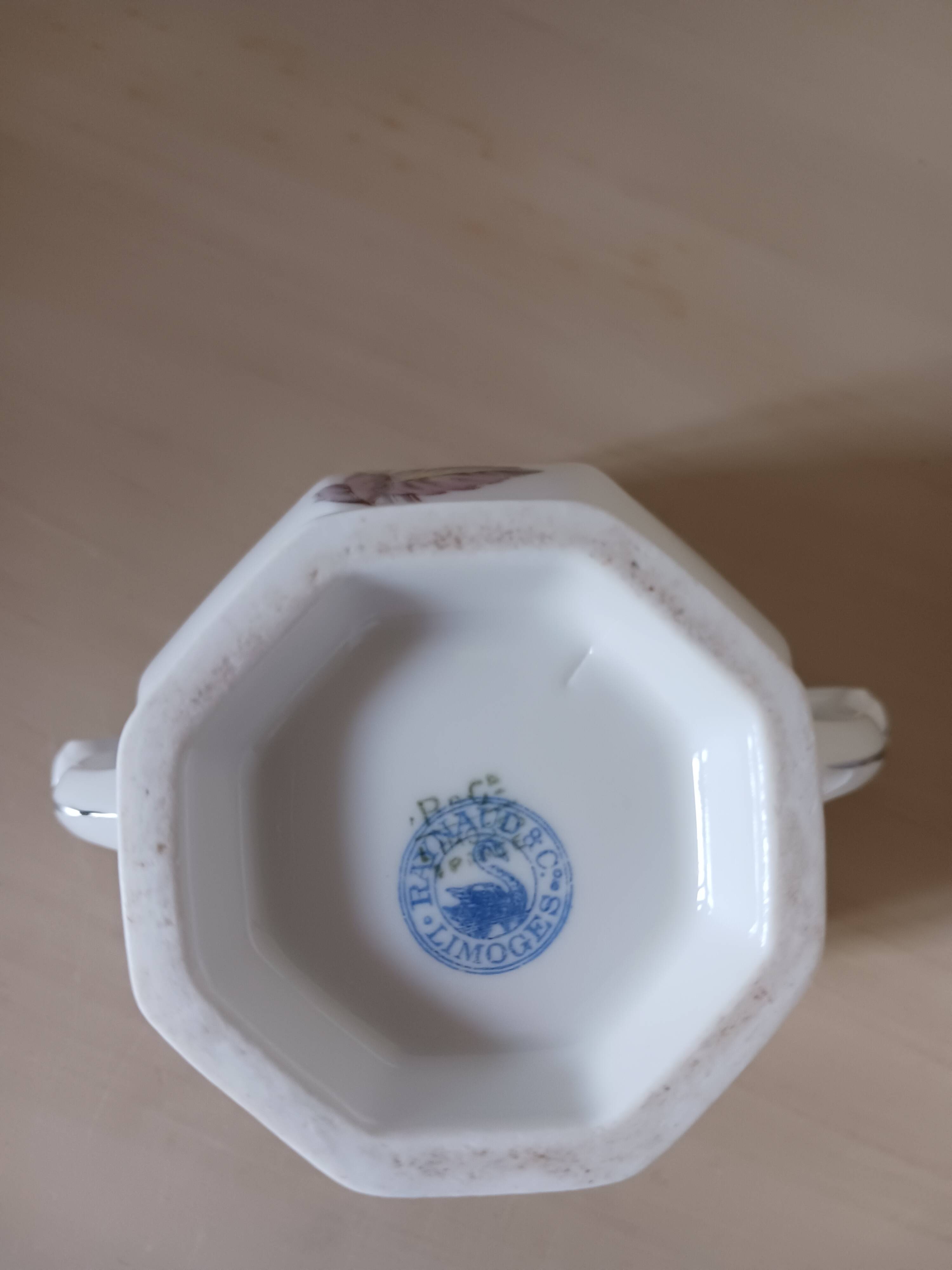 Sucrier en porcelaine de Limoges .