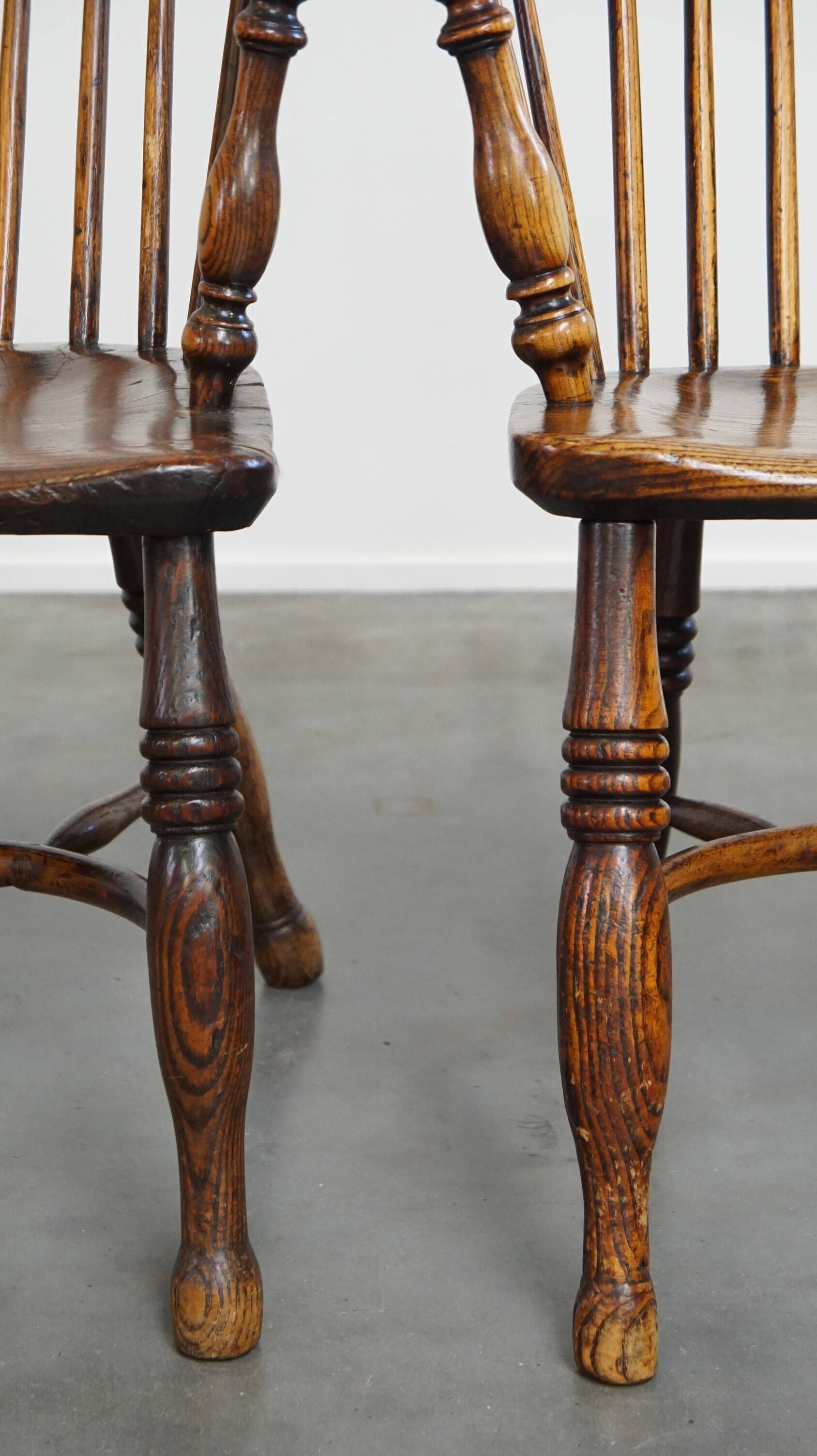 Set of 2 beautiful antique 18th-century English lowback Windsor dining chairs