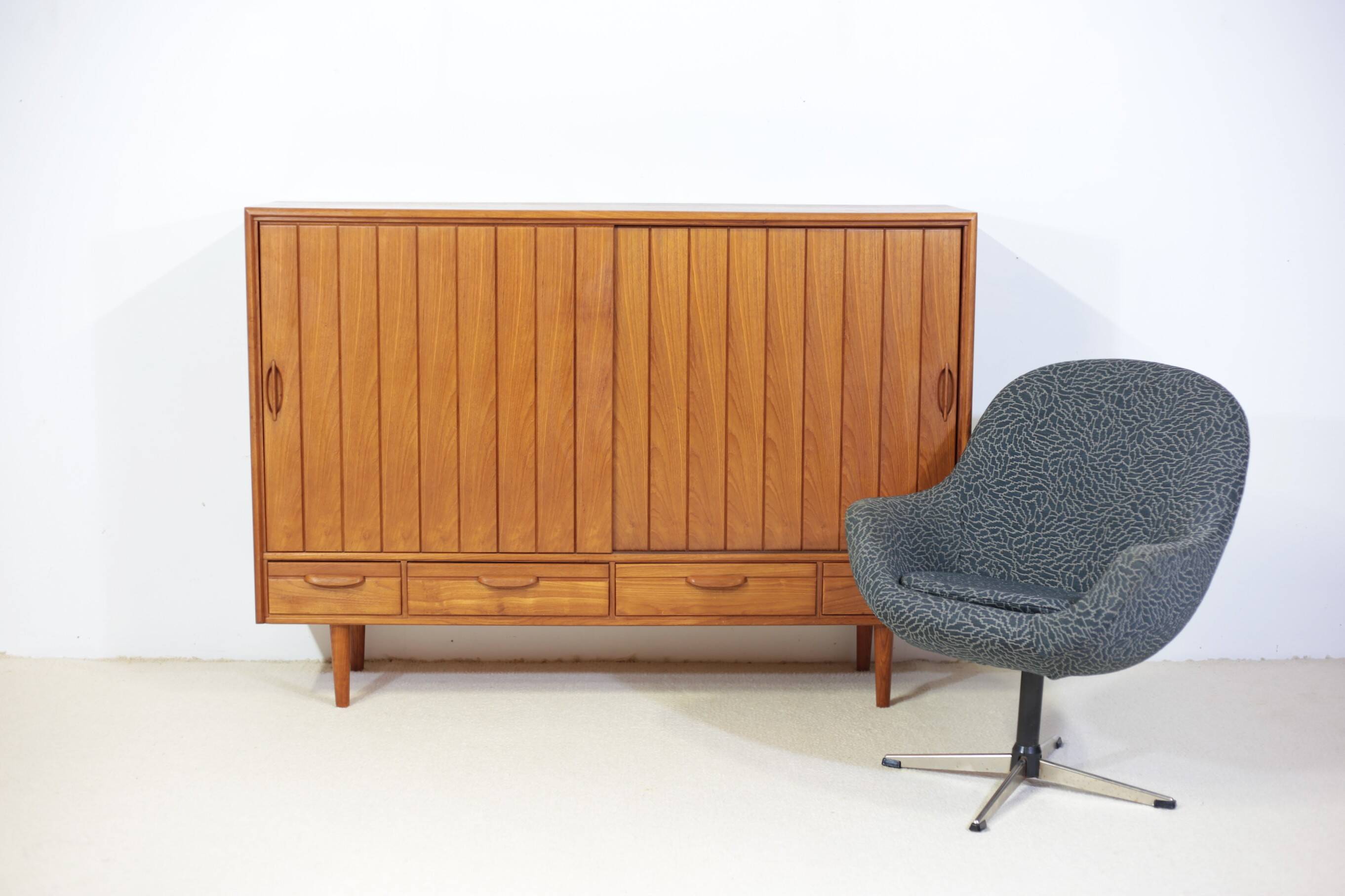 High teak enfilade