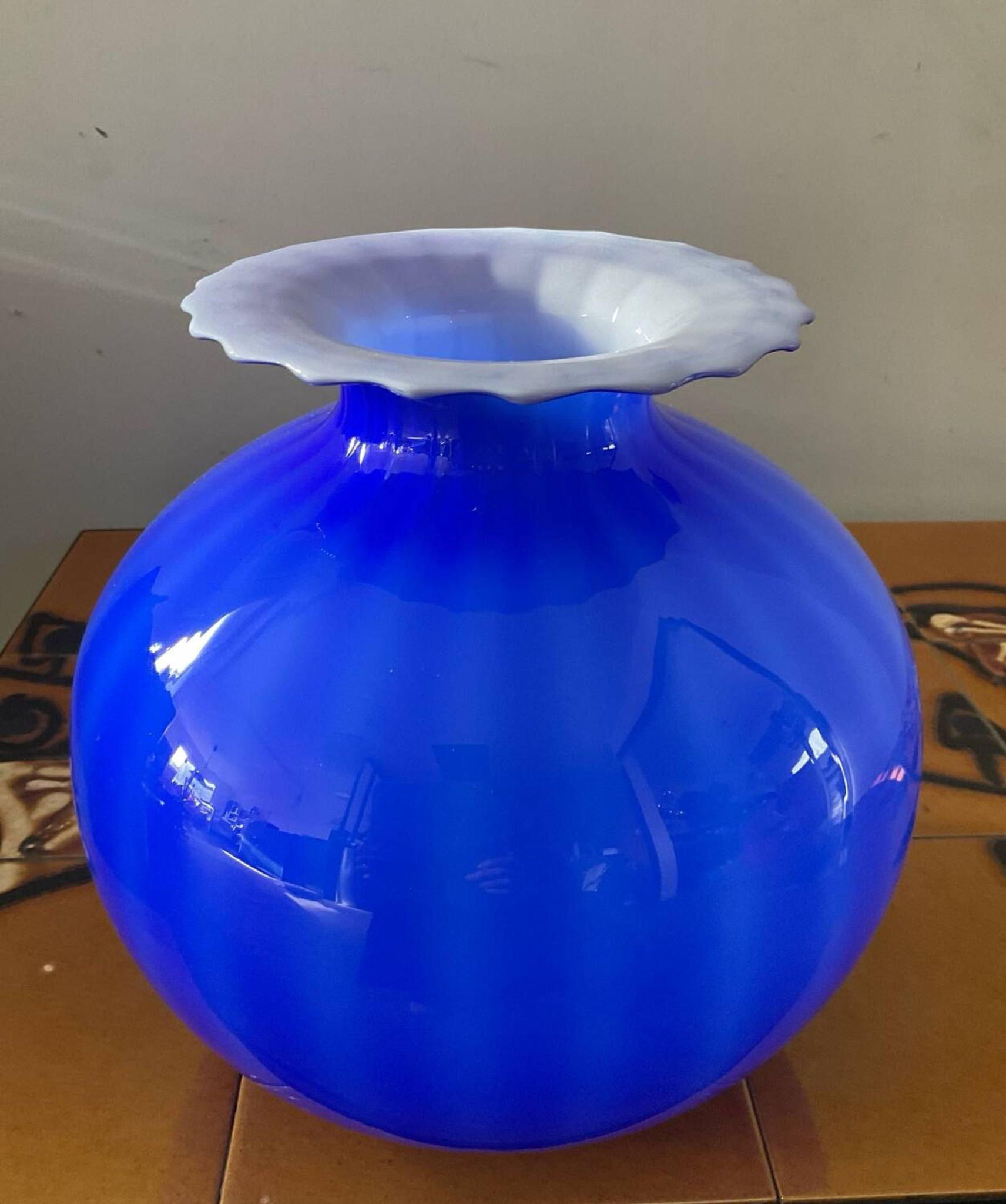 Grand vase boule Murano en pâte de verre bicolore