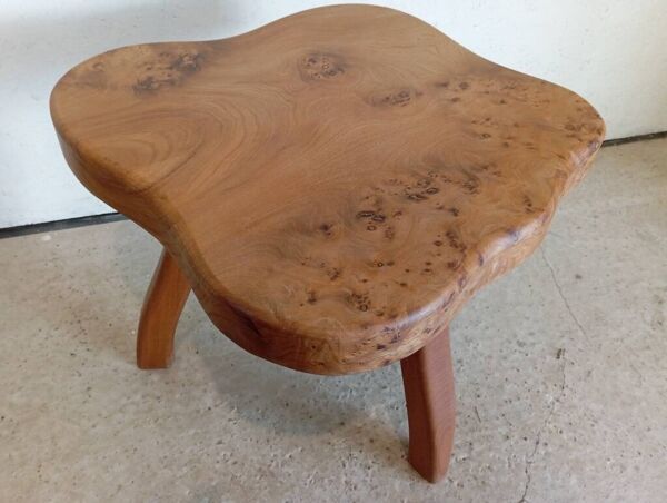 Table basse tripode en loupe d'orme de forme libre