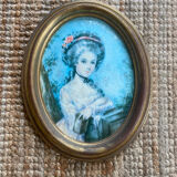 Oval frame with character