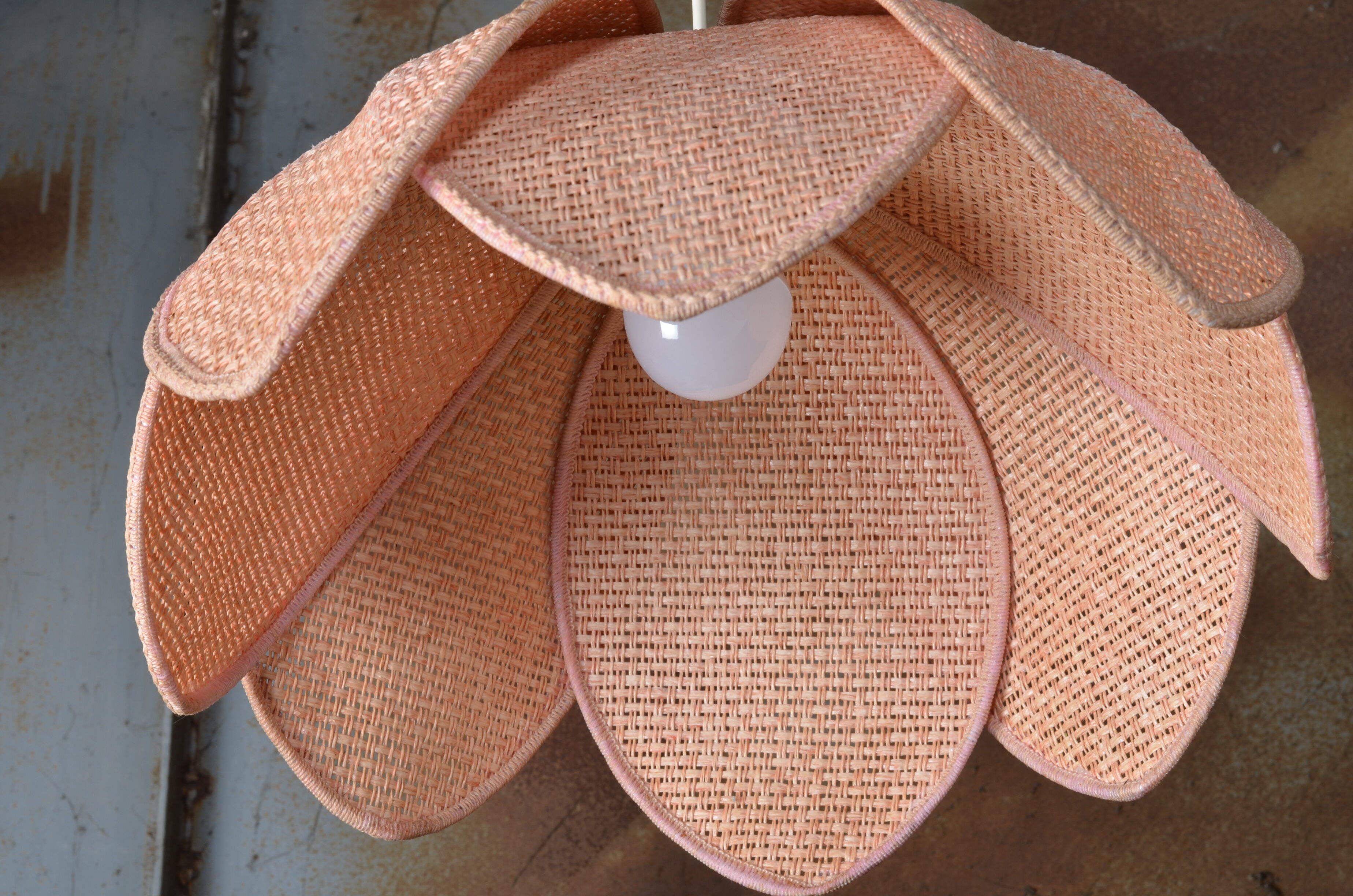 Suspension en rotin fleur