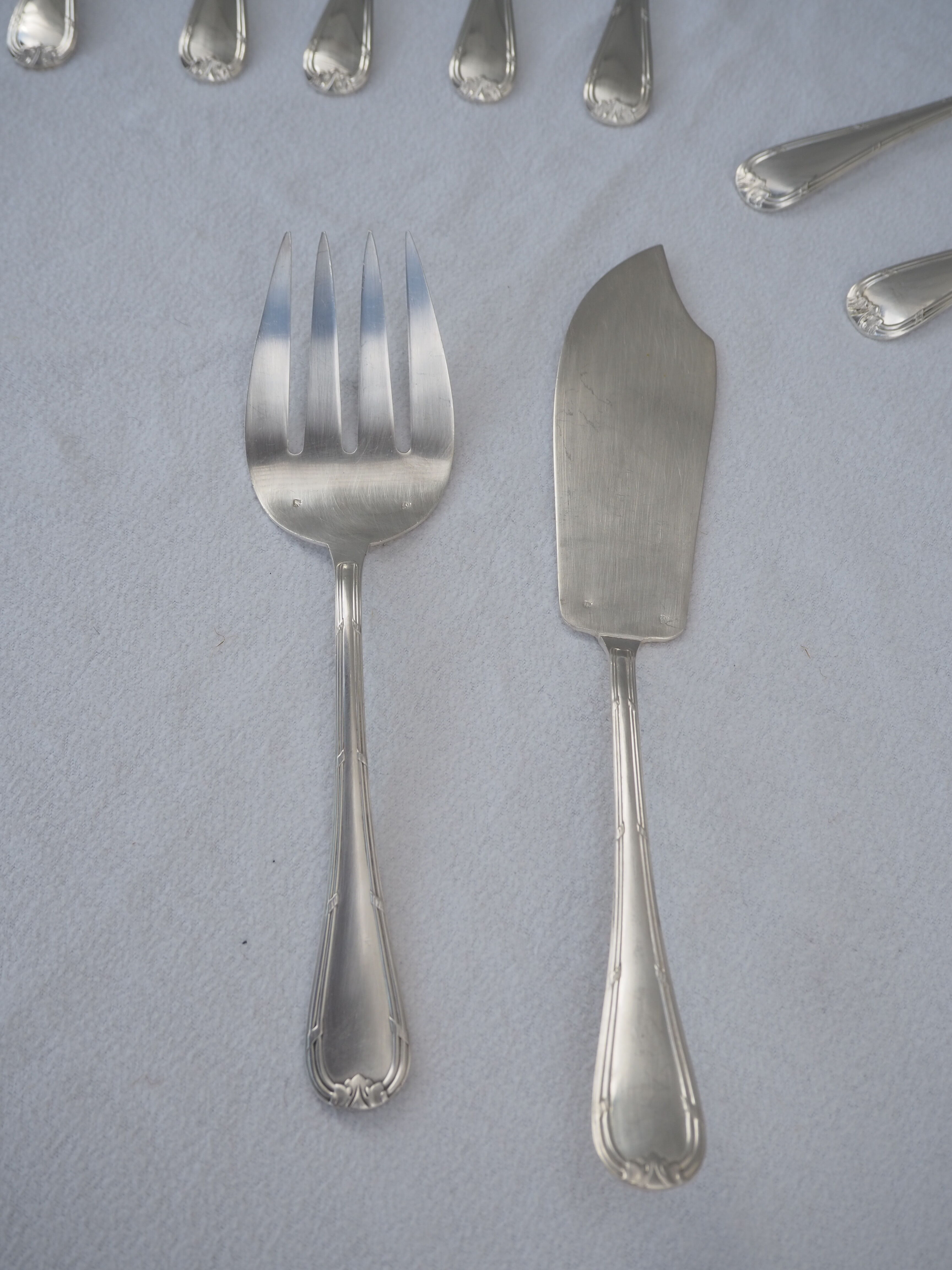 Fish service and its 6 silver-plated cutlery, crossed ribbon model
