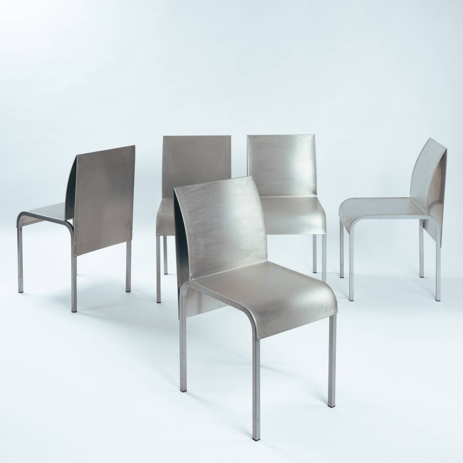 Ensemble de salle à manger sculptural postmoderne en aluminium et acier, Belgique, années 1980/90.