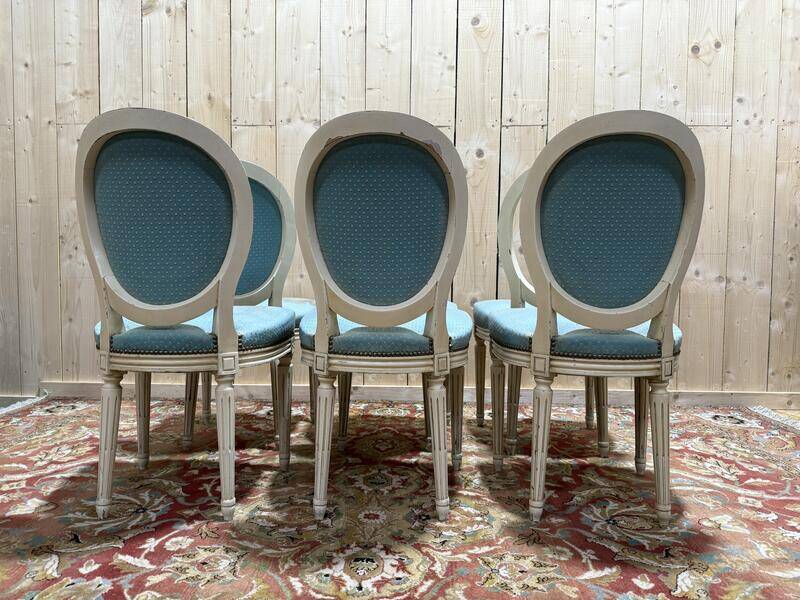 Suite de 6 chaises médaillons de style Louis XVI rechampi