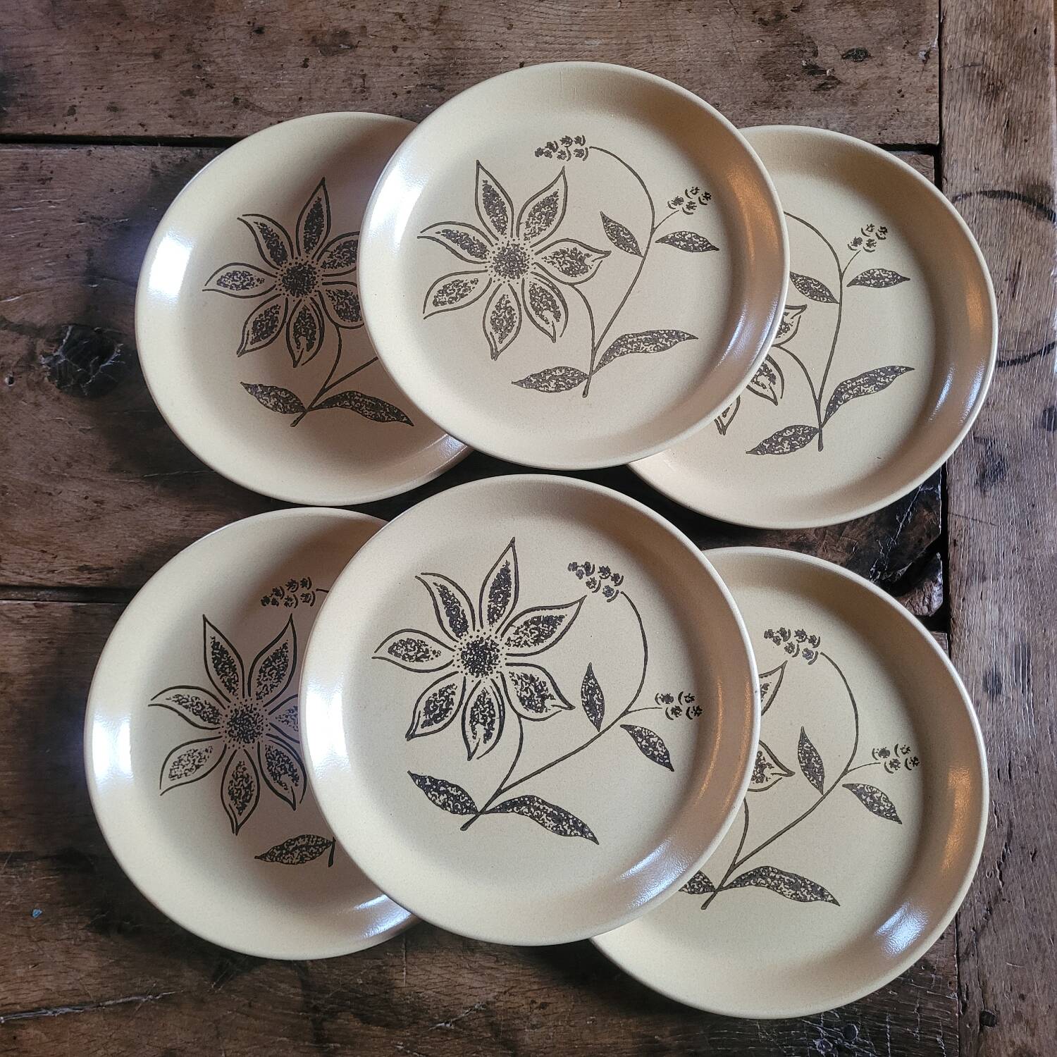 Flat stoneware plates with floral decoration – France – 1970s