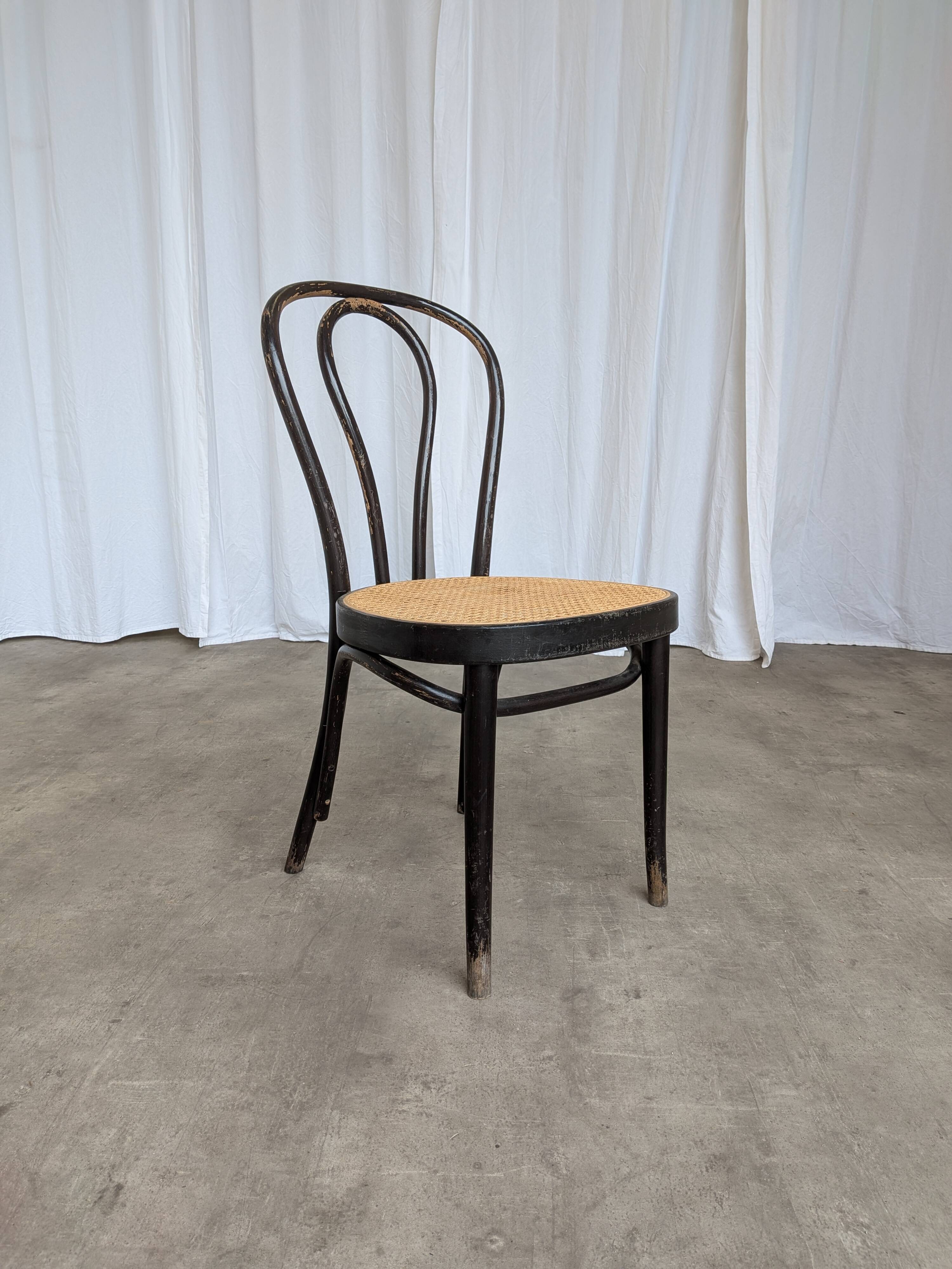 Chaise de salle à manger vintage en bois cintré : siège en osier noir de style Thonet