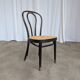 Chaise de salle à manger vintage en bois cintré : siège en osier noir de style Thonet