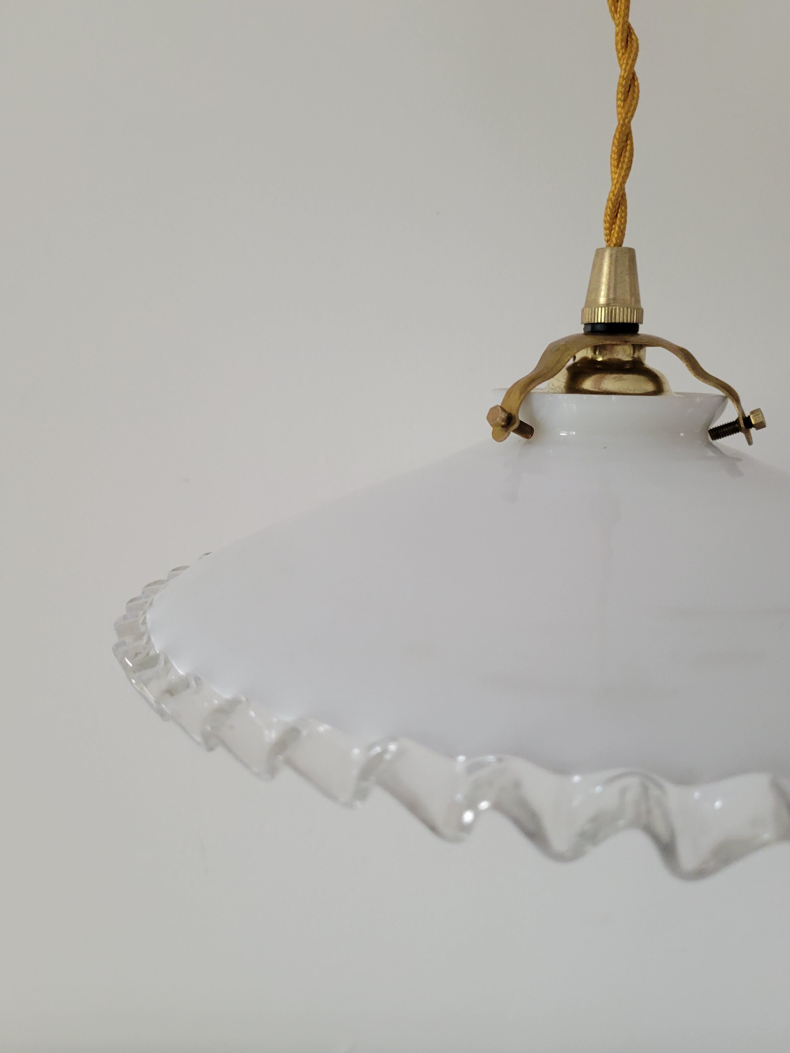 Serrated opaline suspension