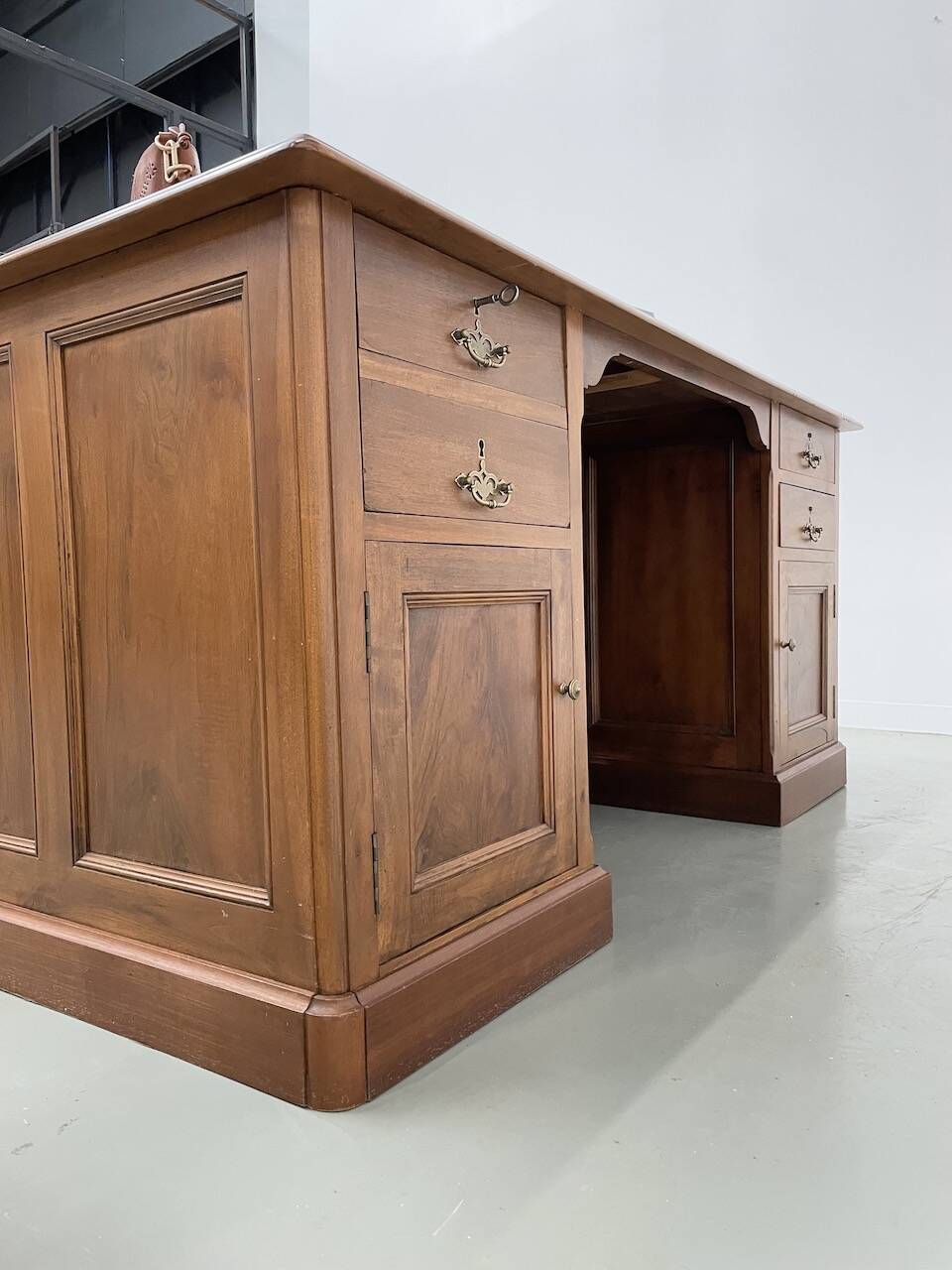 Comptoir ou bureau en noyer années 50