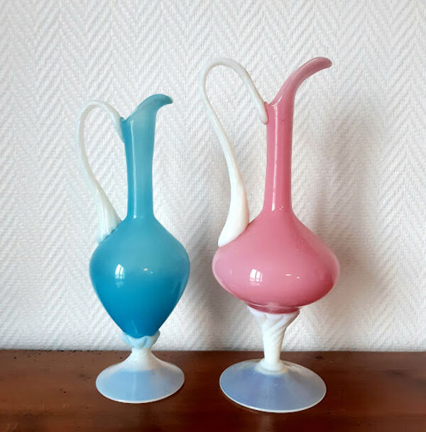 Paire d'aiguières en opaline rose et bleu