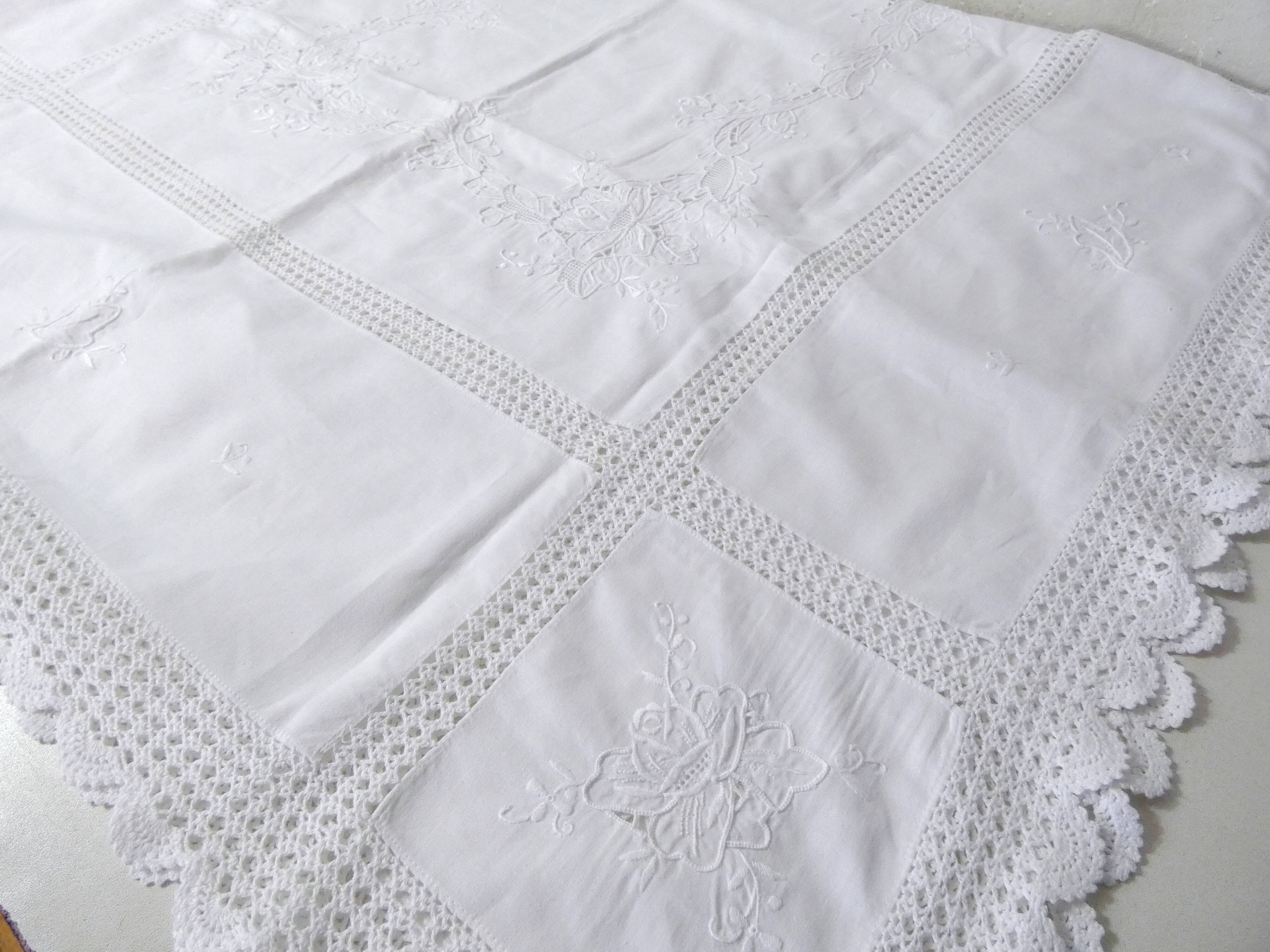 Ancienne nappe blanche brodée rectangulaire 150 x 100 cm