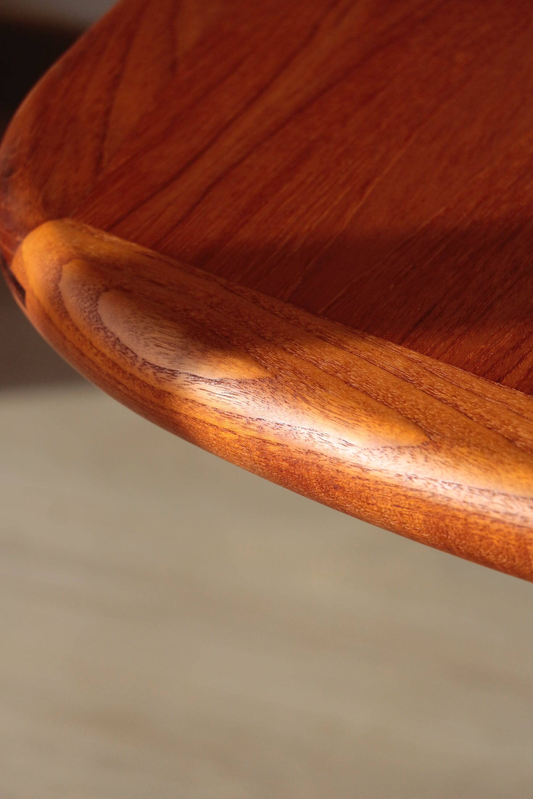 Vintage Dyrlund dining table in teak – the excellence of Danish design.