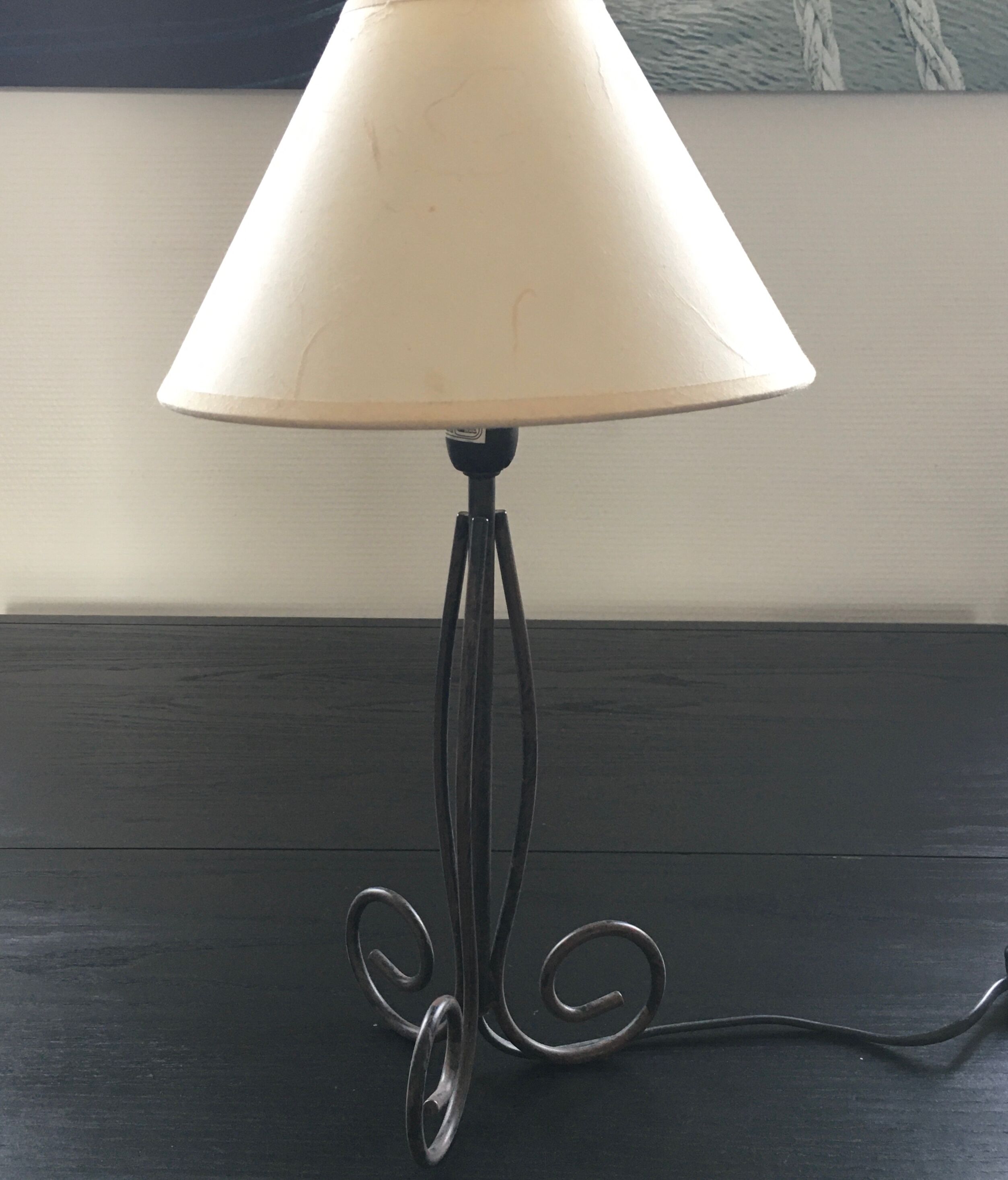 Tripod spiral lamp