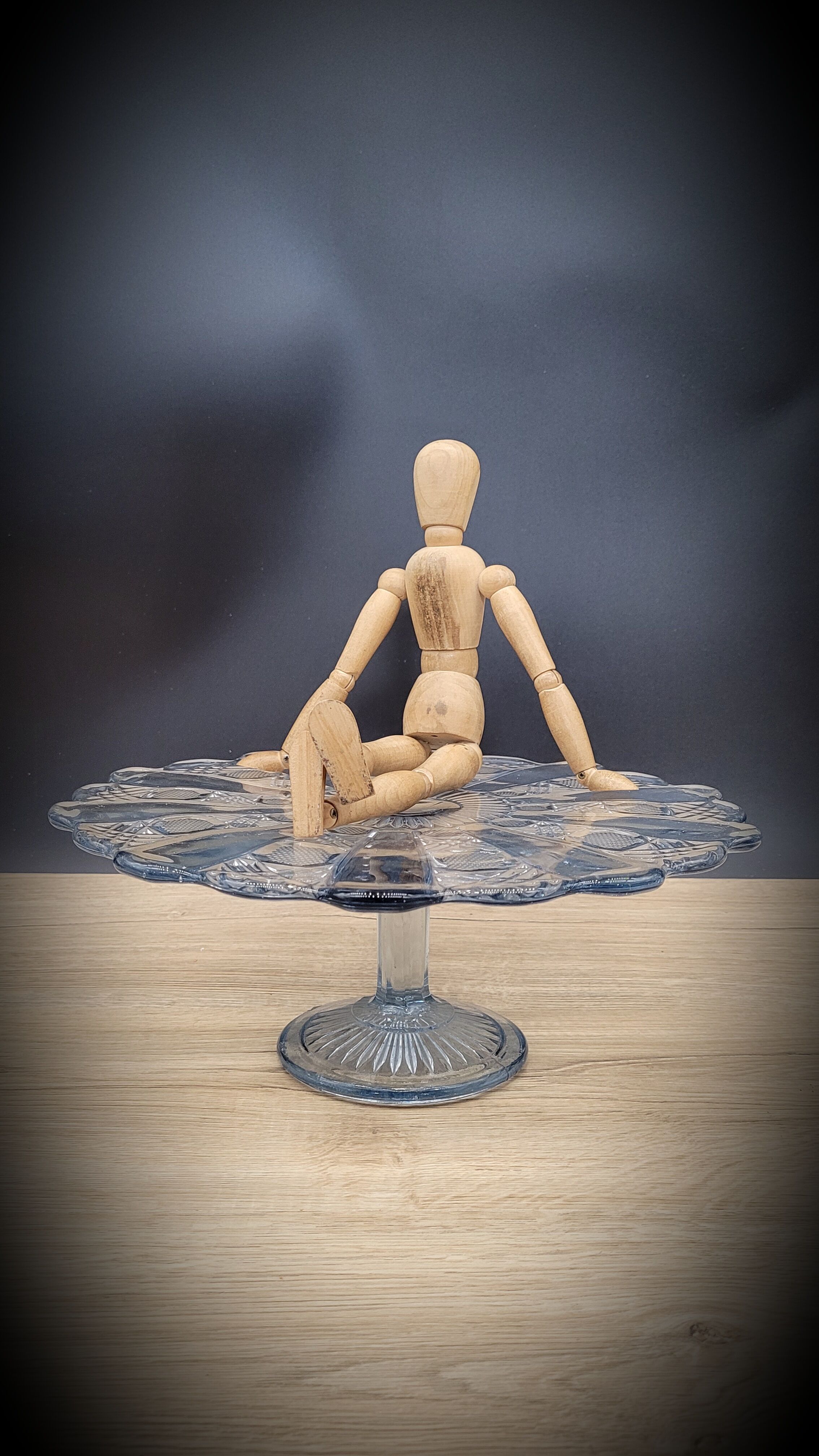 Pie dish or cake on foot blue molded glass