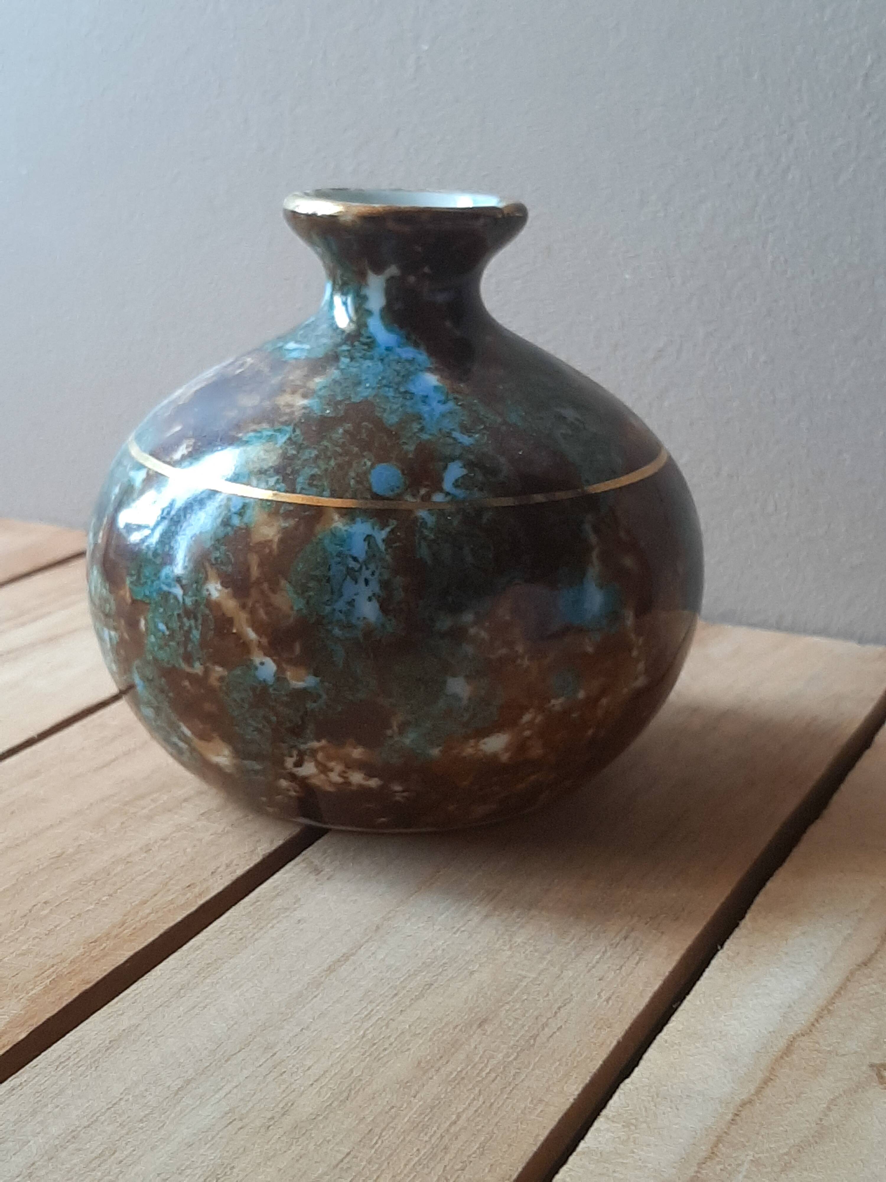 Single-flower vase in glazed Limoges porcelain