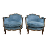Paire de fauteuils bergères de style Louis XV en velours bleu et bois doré