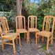 Chaises en bois et cannage